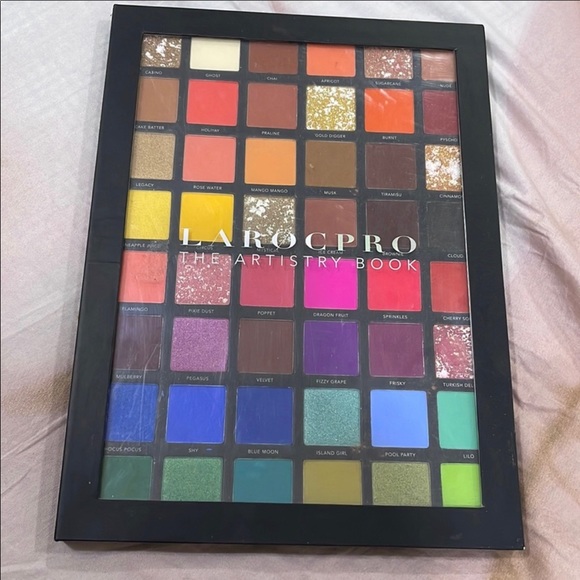 Eyeshadow pallete ❤️ - Picture 2 of 4